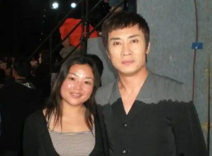 回顾歌手江涛穷小子娶富家女走红后不变心至今把妻子宠成宝