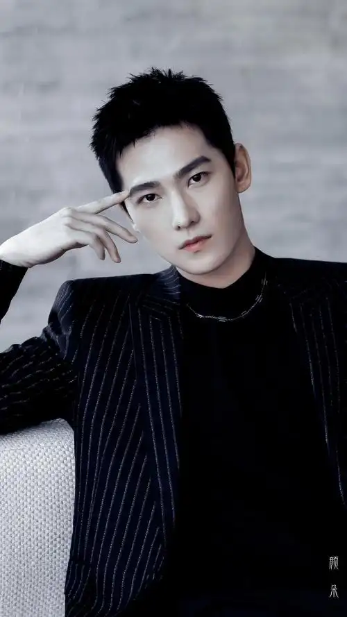 杨洋这个眉清目秀,五官立体精致,气质绝佳的少年_高清图集_新浪网