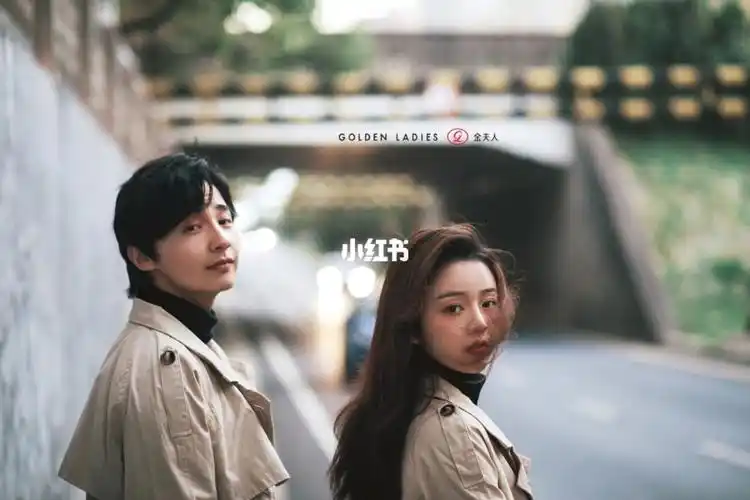 个性风衣街拍旅拍风情侣婚纱照分享