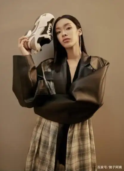 长的既视感,v型的衬衫将她雪白的肌肤展露出来,挺立的双肩拉长了身高