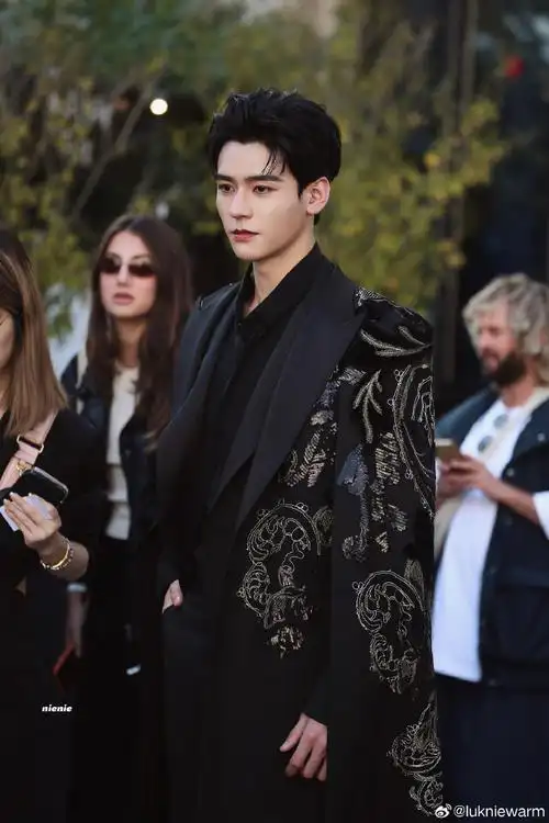 时装周最出圈明星推荐#gj#龚俊 巴黎时装周#必然是三天三套高定的16