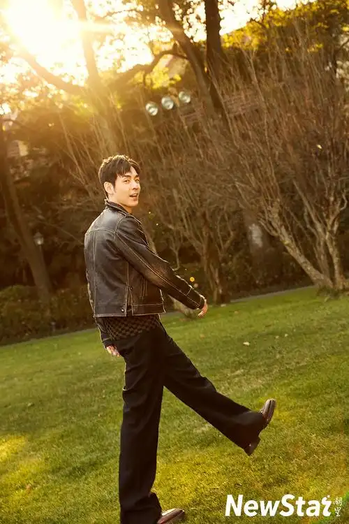 刘欢曝冬日时尚大片率性自然诠释多面魅力