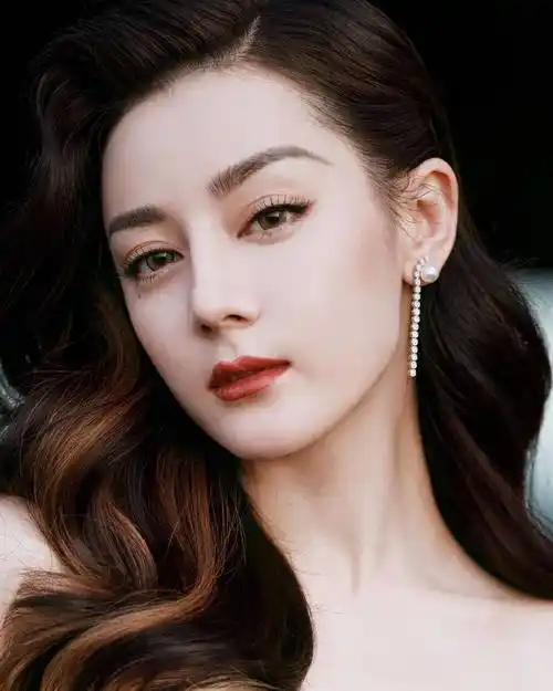 热巴穿抹胸开叉薄纱裙,俏脸成熟妩媚,微微染黄的秀发飘逸-爱读书