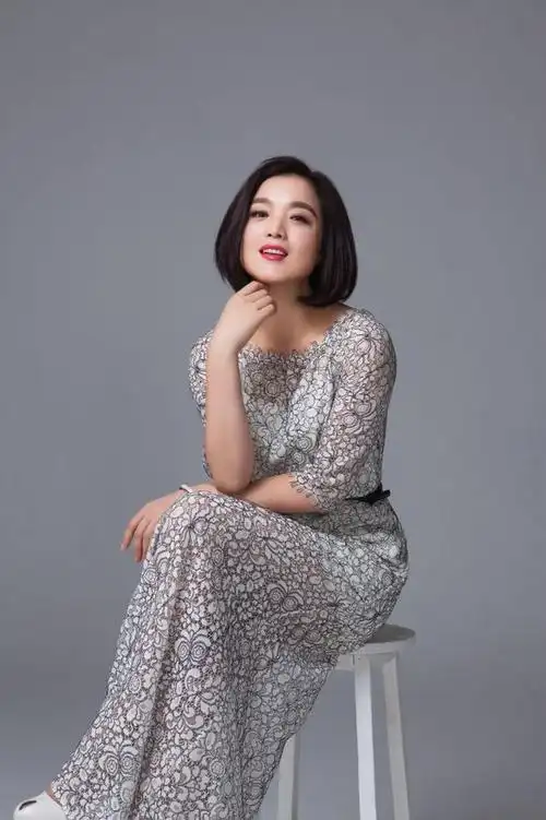 网易娱乐7月21日报道近日,青年歌唱家白雪演唱的歌曲《等你一万年》的