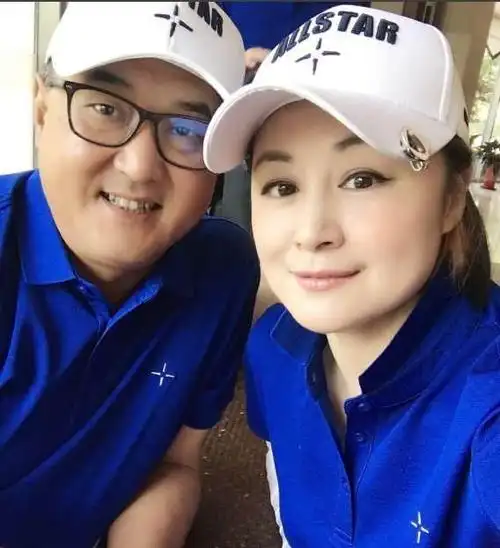 48岁谢大脚近照风韵犹存与演员丈夫恩爱20年无子