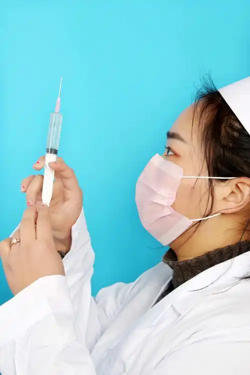 准备打针的护士-云图网-云图视觉_正版图片库 媒体图片库 正品低价,媒