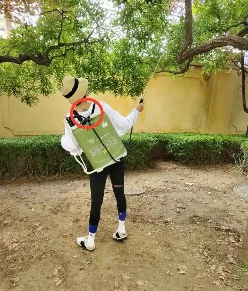 张歆艺出门造型太别致,背一桶驱蚊水只为孩子,意外暴露背后纹身_时候