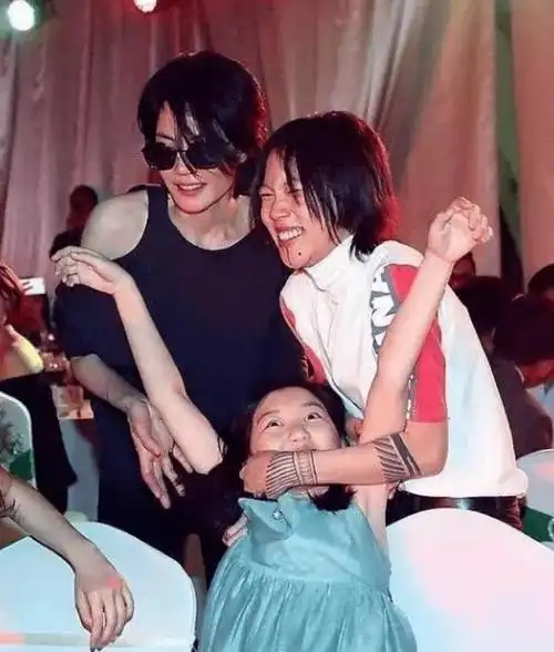 王菲被贴只生不养标签带女儿聚会烟酒不离手母爱败给张柏芝