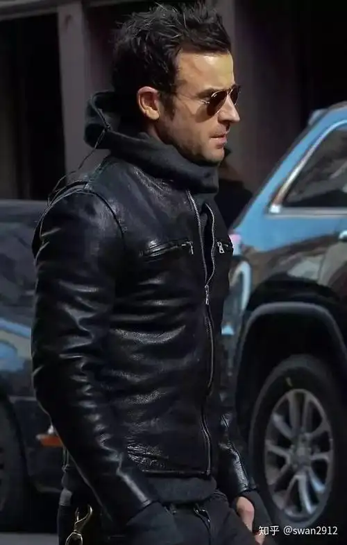 男生黑色皮衣要怎么搭配啊?