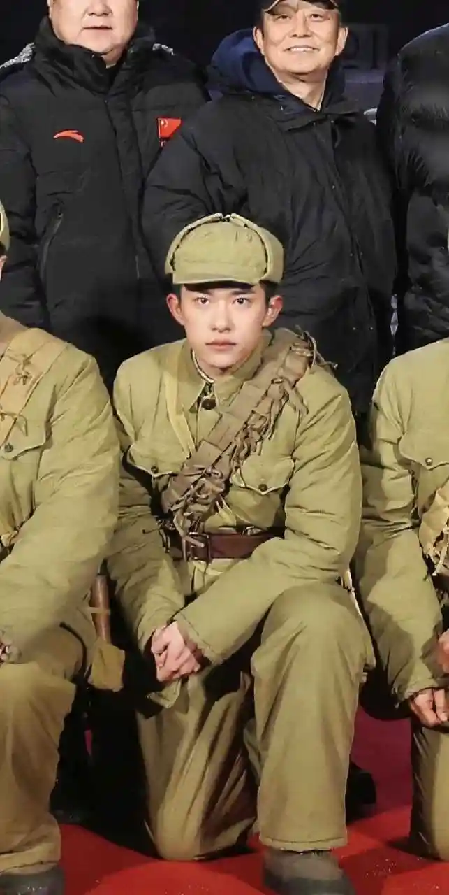 易烊千玺军装照曝光,这挺拔的身姿,这蓬勃的朝气 ,不愧是根正苗红的大