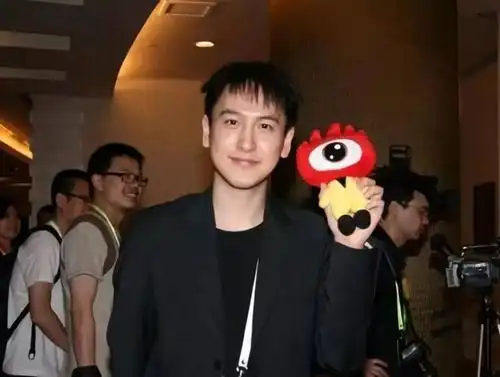 19岁当上集团董事,坐拥133套房,每套房价值超过2个亿