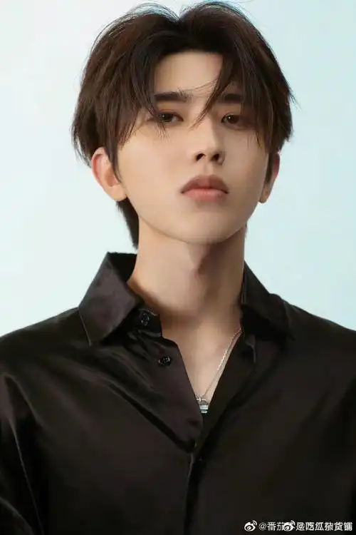 蔡徐坤喉结好苏