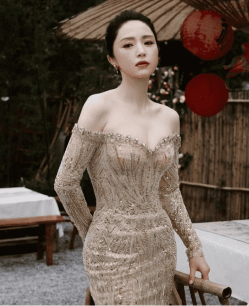 43岁董璇晒泳装照秀辣妈身材!事业线性感撩人,零赘肉曲线更迷人