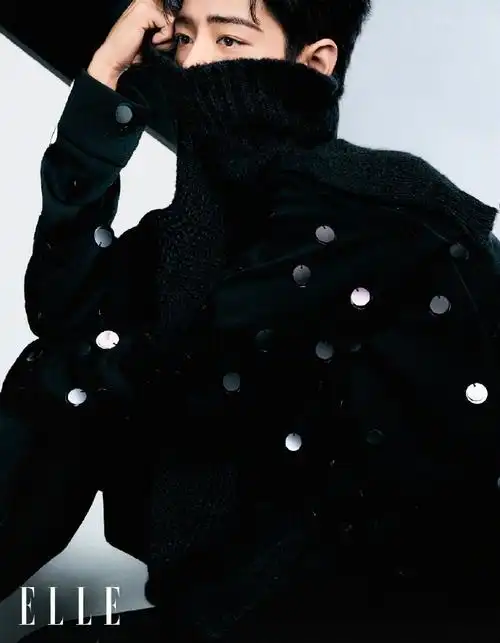 光影浮动的瞬间,轮廓分明的优越骨相,时尚表现力太强啦!#肖战