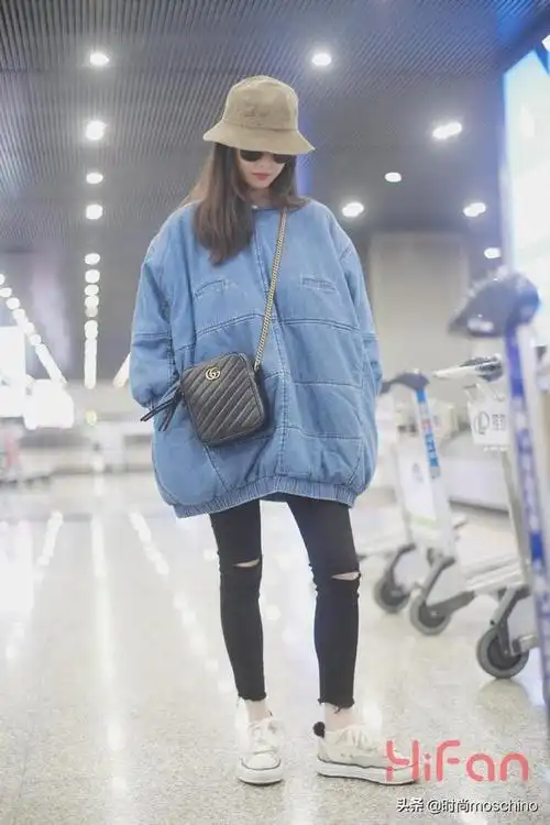 倪妮穿搭很帅气蓝色宽松卫衣搭配黑色紧身裤现身风度气质并存