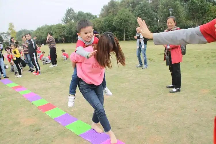 哎呀～要光脚踩在趾压板上,想想就疼!