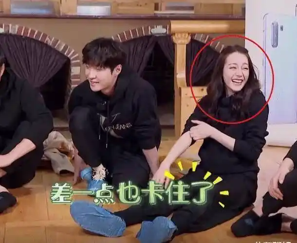 迪丽热巴当众脱外套,张艺兴的反应男友力十足,小岳岳都一脸吃瓜_因为