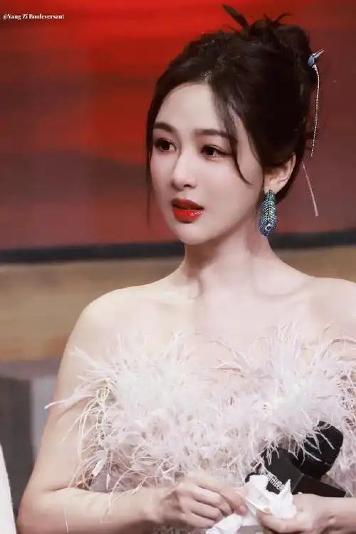 杨紫流光羽毛裙##杨紫张晚意复刻夭玹名场面##扶杨紫的小姐姐撞搅了