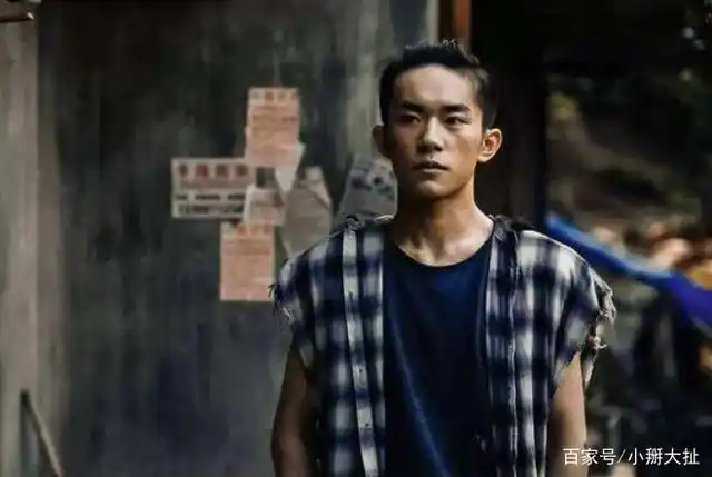 在《少年的你》中易烊千玺所饰演的混混少年小北,从小混迹街头生辉谮