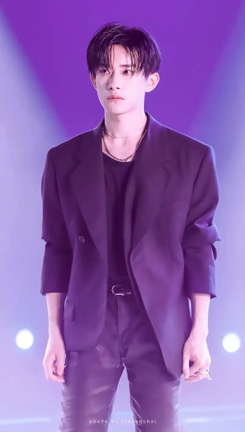 [tfboys][分享]200623 易烊千玺美图大放送,西装导师千即将上线