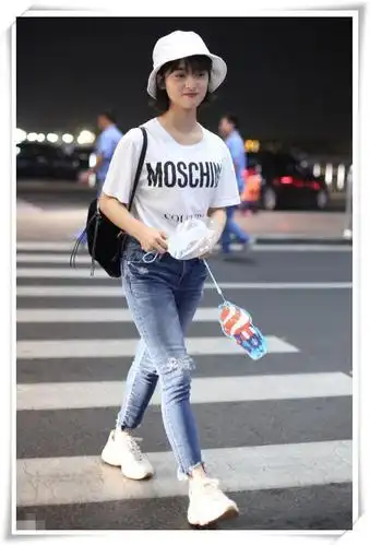 当90斤沈月穿上紧身牛仔裤,网友直呼:辣眼睛!还是换回裙子吧