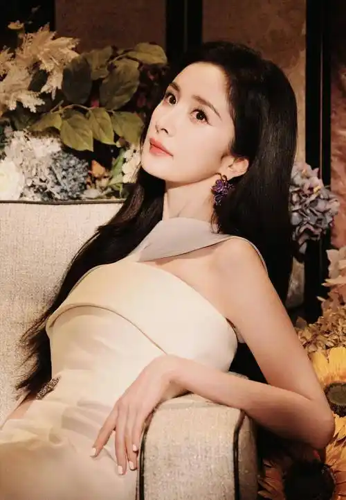 杨幂身着开叉披风白裙 微卷长发,甜美优雅,让人心动_魅力_气质_花朵