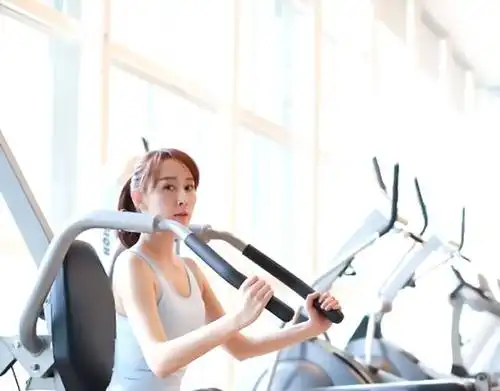 嫁入马来西亚豪门的阔太胡静是一位运动健身的忠实爱好者,近日她在