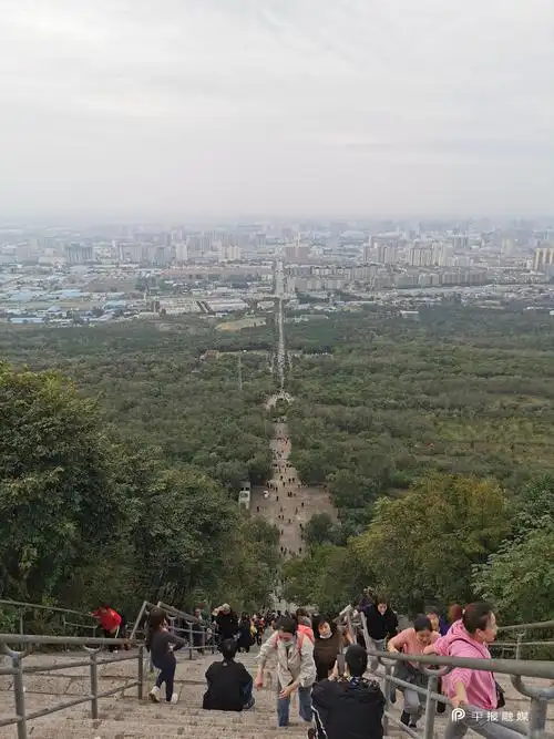 网络中国节重阳重阳登高山顶公园人如潮