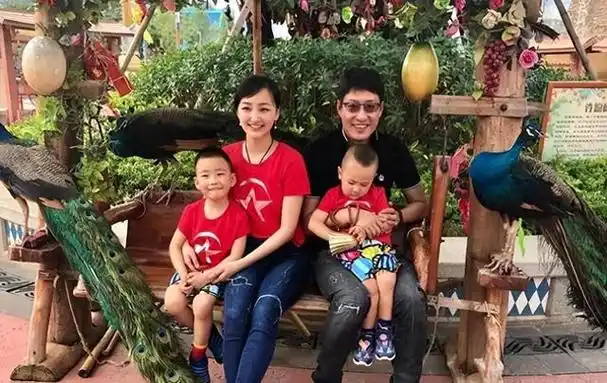 艺人于震:二婚娶小13岁娇妻,连生三胎,如今一家五口幸福至极!