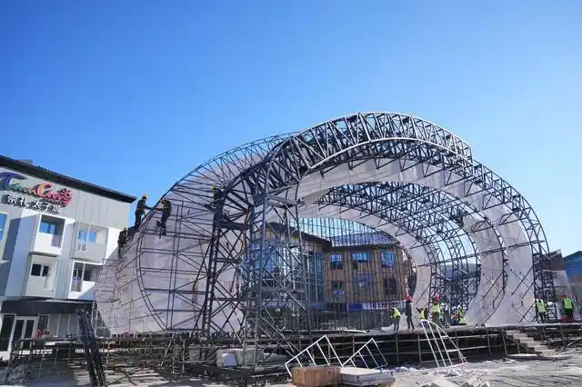 11月27日,工人在太子城冰雪小镇颁奖广场搭建舞台.