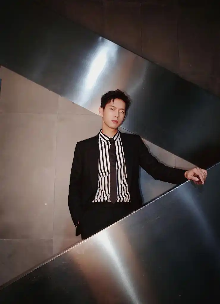 李现英伦风大片曝光,他的时尚表现力如何?