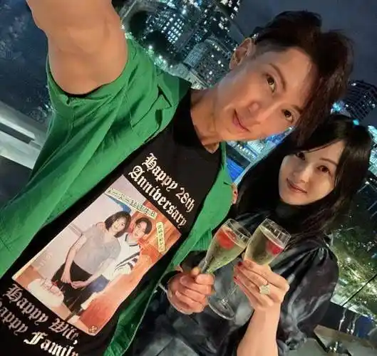 吴尊和妻子庆祝相恋28周年,两人青春照曝光,林丽吟非常清纯_宇俊_网友