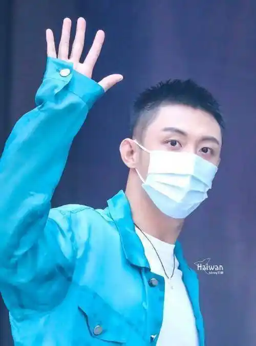 前女友身亡未遂后,黄景瑜首露面录快本表情凝重,张艺上被曝小三,微博