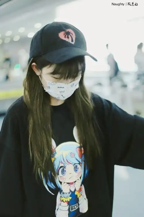 赖美云超话7815#赖美云 抖音七夕歌会#  机场丨20230820 csx  奶