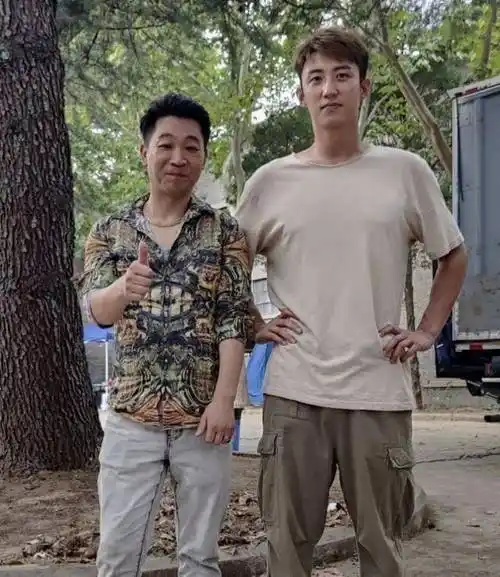 187cm的黄景瑜现实中长啥样?看到线下生图,网友感慨万千