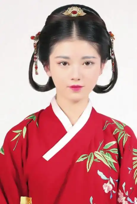 可以凸显人物的身份和年纪,运用合适的发型,可以塑造出不同年纪的女子