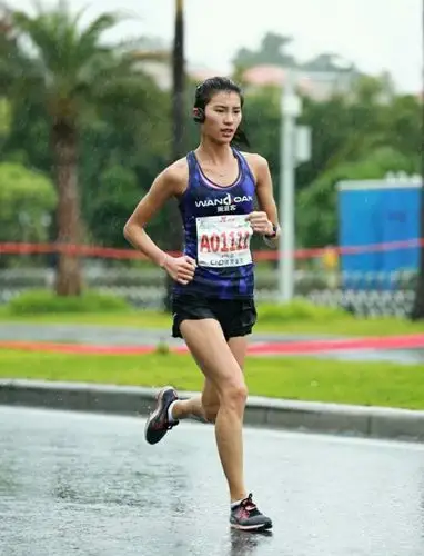 美女大学生爱跑马拉松经常夺冠获赞马拉松女神