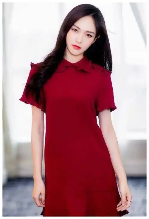 唐嫣穿红裙亮相活动身材直观对比腿和隔壁女生的手臂一样细