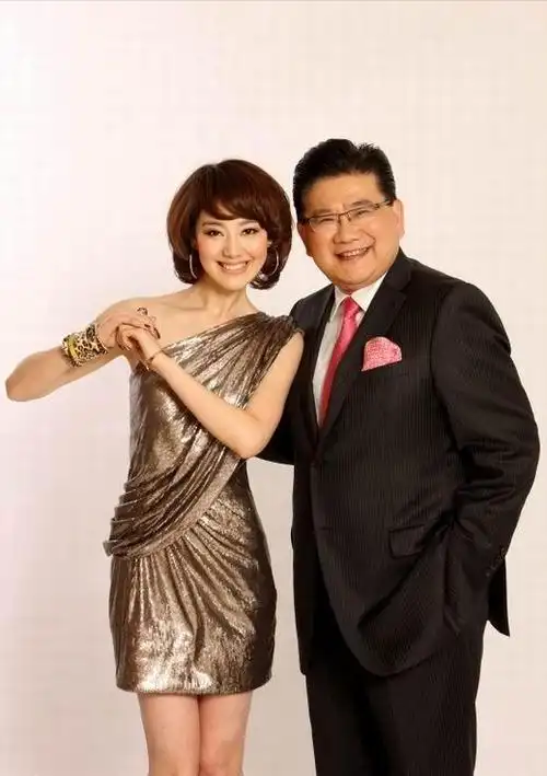 中场休息的时候,曹可凡看到王冠整个人都冻僵了.