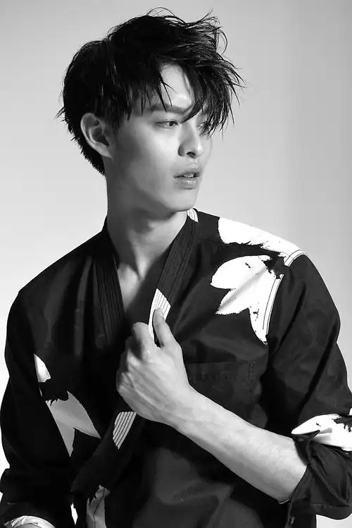 "高冷校草"曹佑宁最新杂志照曝光 散发撩人魅力