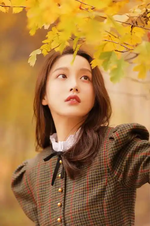 秋日女神姜贞羽,格子外套配蕾丝领巾,清新气质惊艳全网,绝美写真温暖