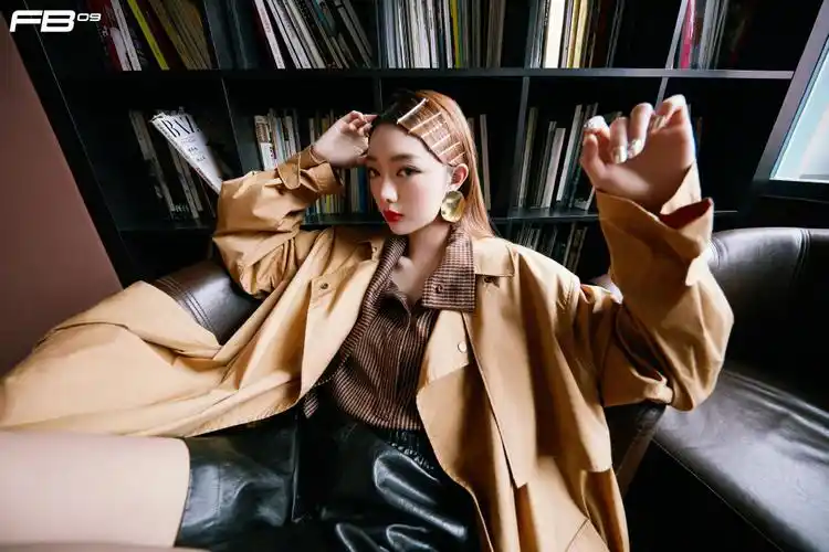 分享一组李紫婷图片给大家,图中的明星图片壁纸会点缀你的电脑桌面