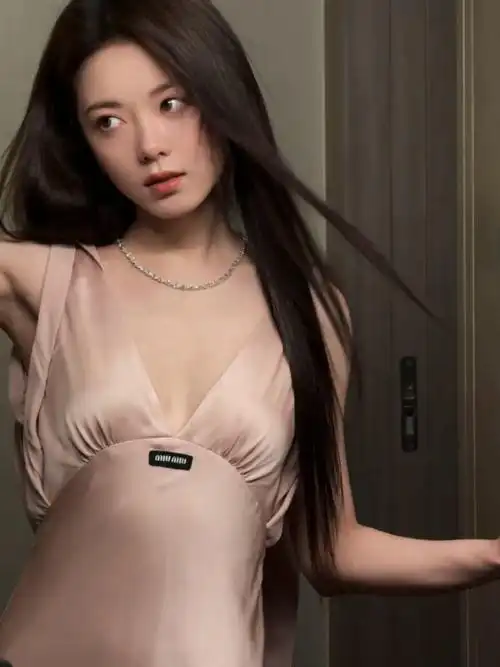 赵今麦粉色露背长裙