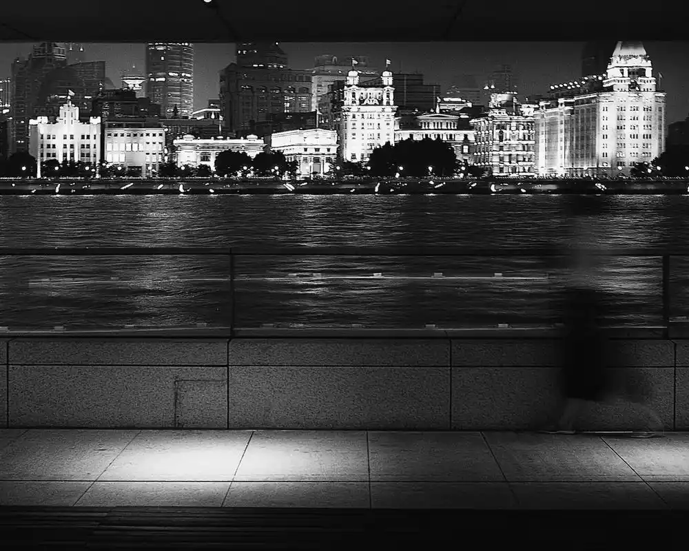 夜幕降临,华灯初上,你的孤独是否又要被这夜点亮? #我的摄影 - 抖音