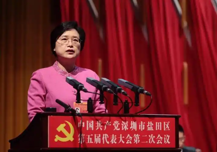 盐田区委书记杜玲向大会作报告.南方 记者 鲁力摄