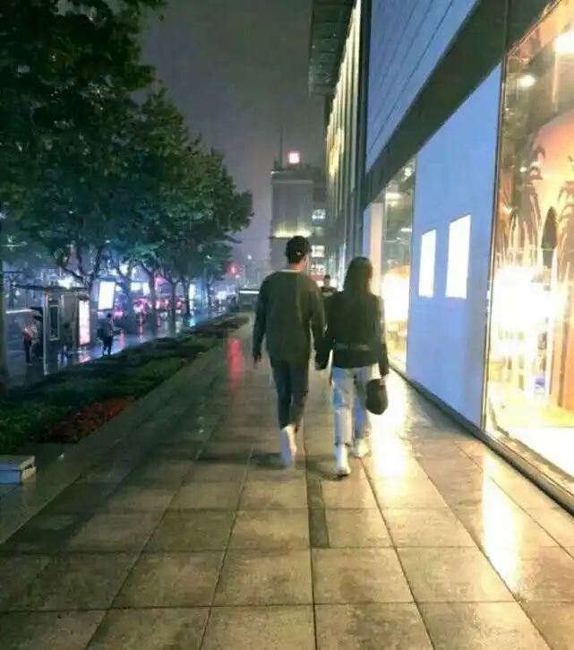 网友偶遇郑爽与男友逛街约会,两人全程手拉手,超级甜