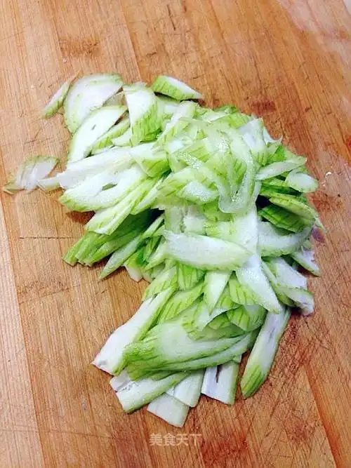 丝瓜去皮切薄片