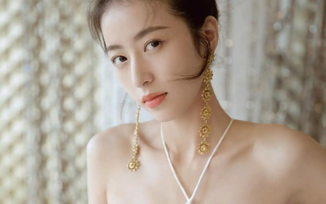 周雨彤露背仙女裙写真桌面壁纸