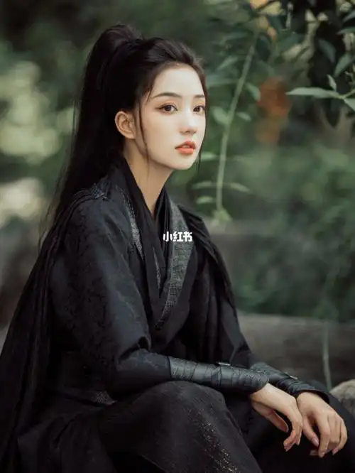 过一生·剑眉星目,马尾干净利落一袭黑色劲装配腰封护腕再配一柄折扇