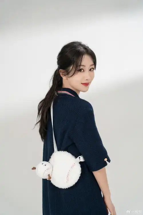 杨紫发国色芳华剧组照